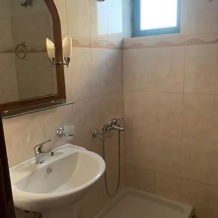ゲストハウス Centrum Apartments Ksamil クサミル